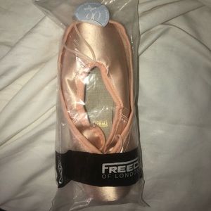 BRAND NEW Freed Classics Pair of Pointe Shoes